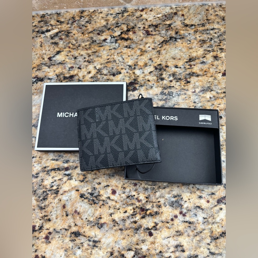 Michael Kors Black Wallet with White Box - Picture 3 of 6